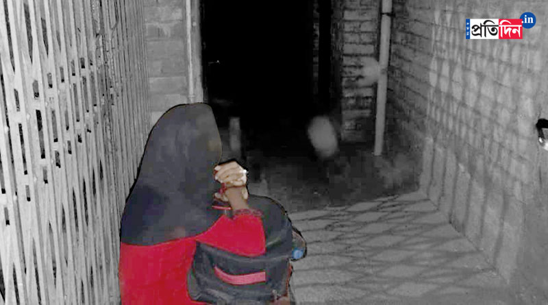 ‘ওকে ছাড়া বাঁচব না’, ভালোবাসা ফিরে পেতে প্রেমিকের বাড়ির সামনে ধরনায় প্রেমিকা