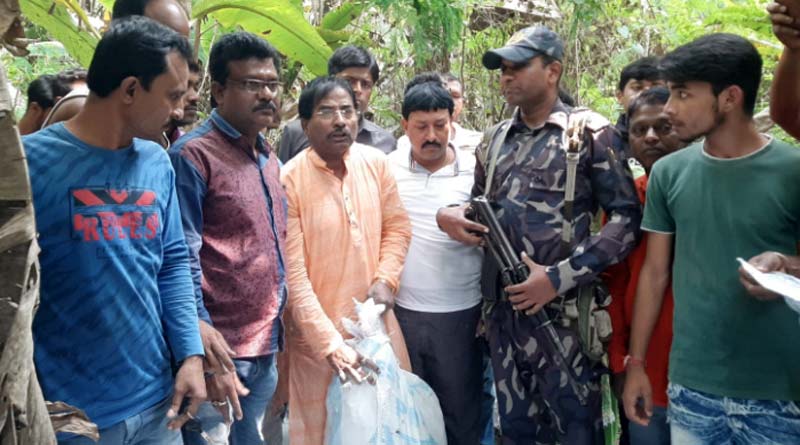 রেশনের আটার প্যাকেট কেটে পাচার! নদিয়ায় কালোবাজারির পর্দাফাঁস