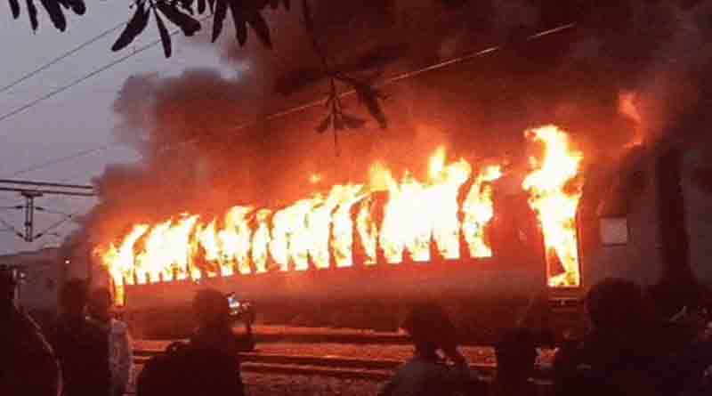 Fire breaks on New Delhi-Darbhanga Superfast Express | Sangbad Pratidin