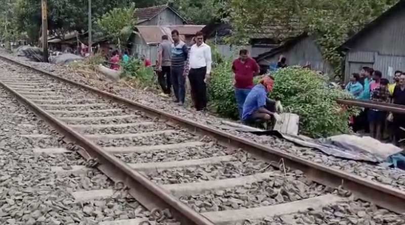 রেললাইনে বসে ভিডিও গেম খেলার সময় অঘটন, ট্রেনের ধাক্কায় ছিন্নভিন্ন ২ যুবক