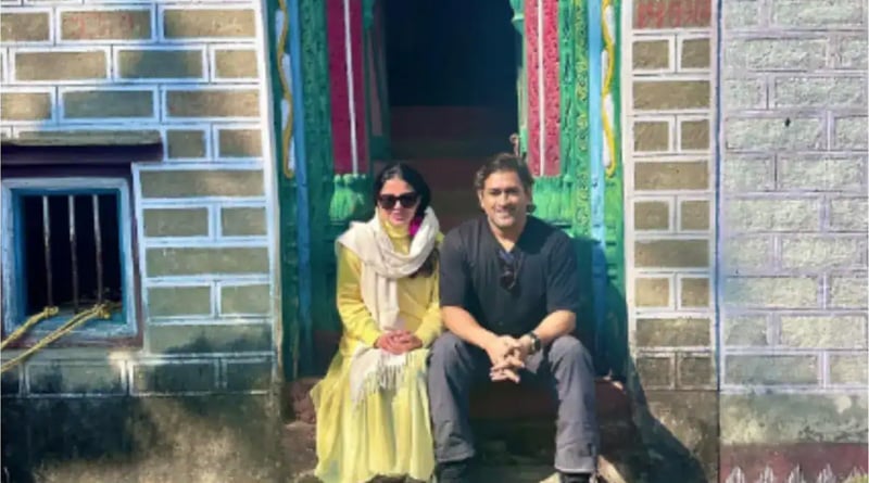 ফের মন জয় ধোনির, গ্রামবাসীদের সঙ্গে তুললেন ছবি, কাকে পা ছুঁয়ে প্রণাম সাক্ষীর? দেখুন ভিডিও