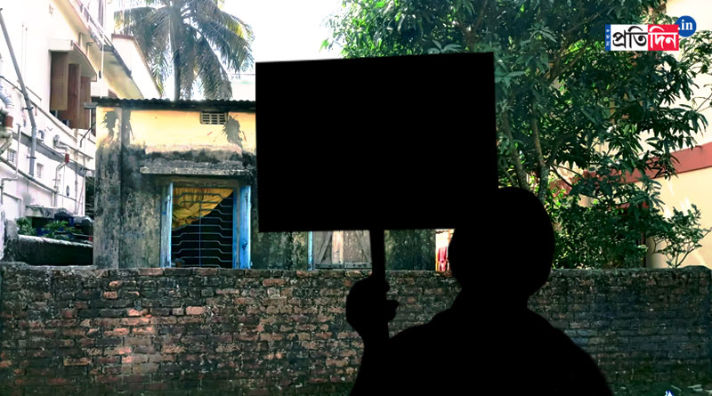 বিয়ে করলেও মেলেনি স্বীকৃতি! শ্বশুরবাড়ির সামনে ধরনায় বধূ