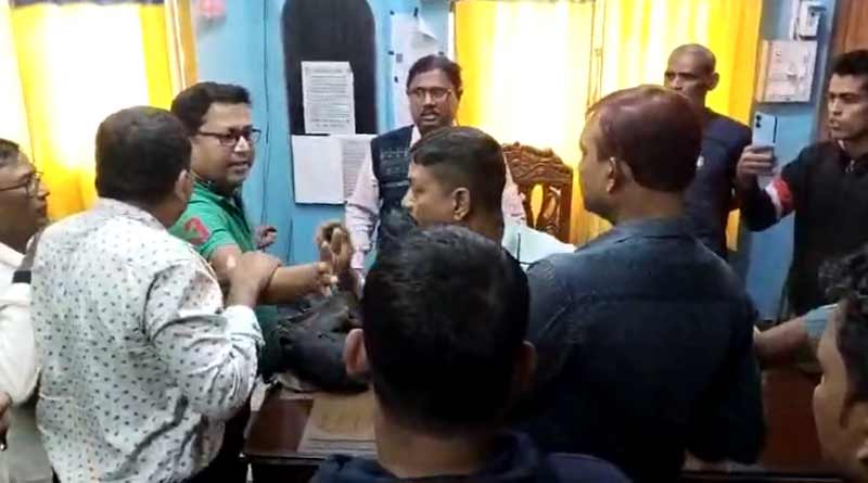 প্রধান শিক্ষকের ‘মদতে’ মিড ডে মিলের চাল চুরি, স্কুলে তুমুল বিক্ষোভ