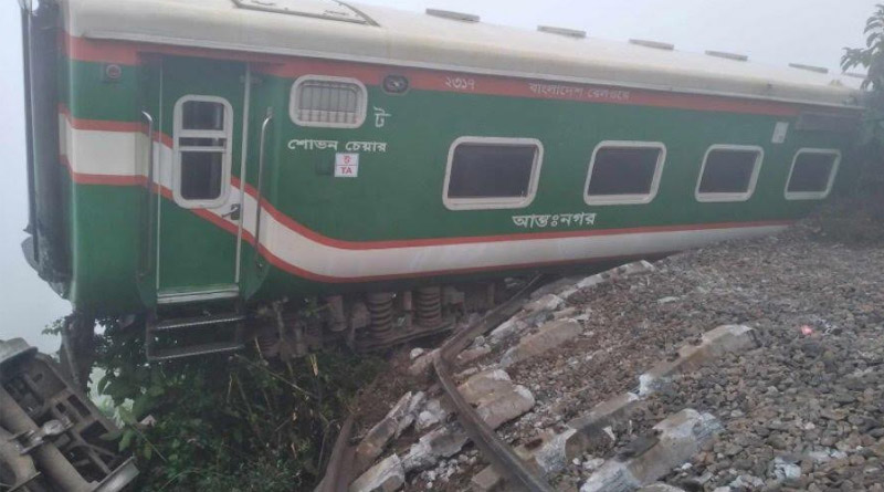 7 coaches of Dhaka bound train was derailed in Dhaka, died 1। Sangbad Pratidin