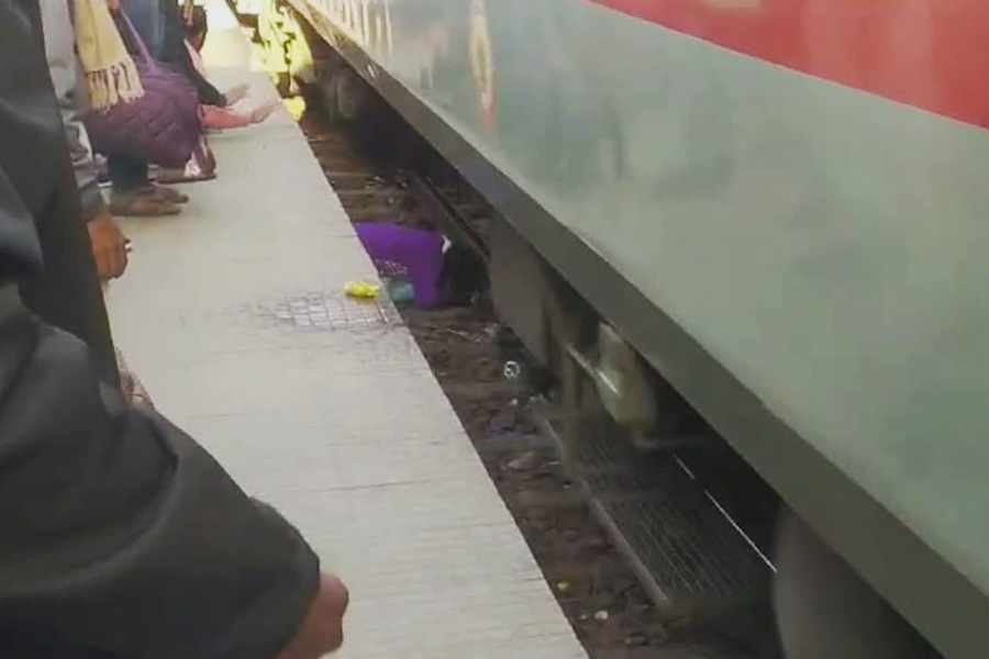 Bihar woman saved her children as train speeds past | Sangbad Pratidin