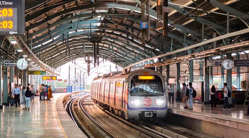 Delhi Metro: Woman comes under metro after cloth gets stuck between doors, dies। Sangbad Pratidin