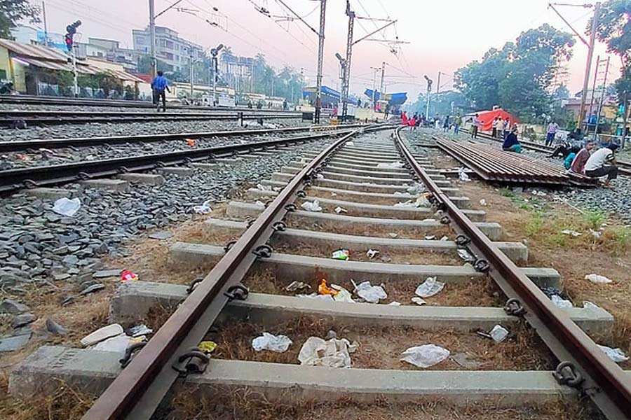 Passengers will face punishment if they will throw garbage from the trains, decision taken by Eastern Railways | Sangbad Pratidin