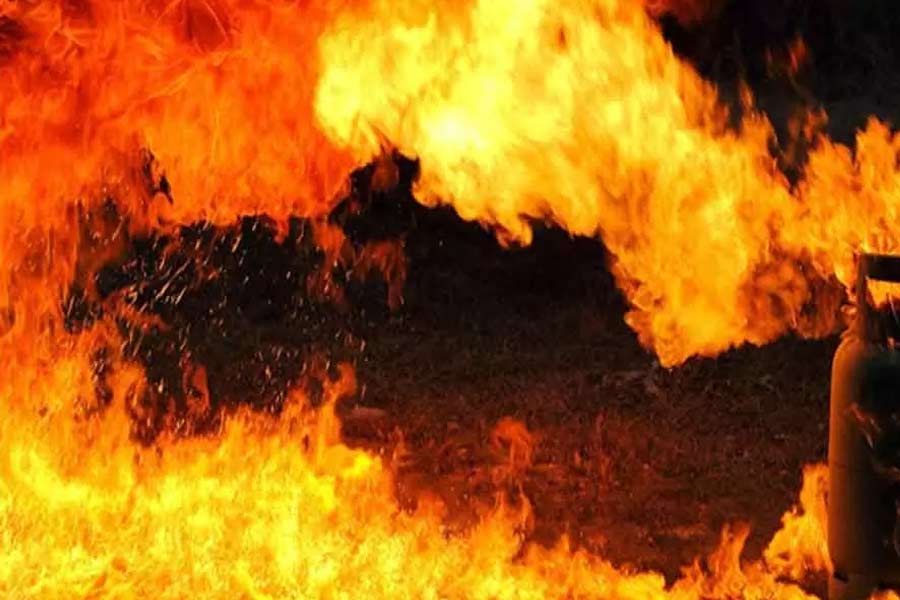 Massive fire engulfs at a market place at Kestopur, panic among the people | Sangbad Pratidin