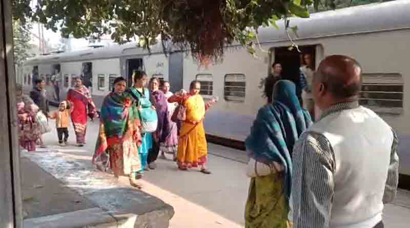 Woman stabs another woman at Hindmotor station | Sangbad Pratidin