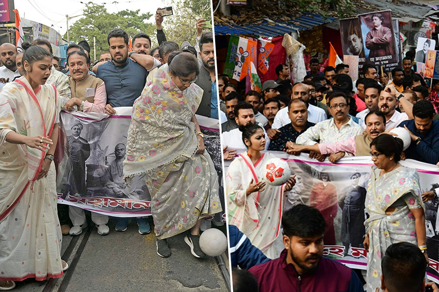 বিবেকানন্দ নিয়ে সুকান্তর মন্তব্যের প্রতিবাদ, শাহী সফরের মাঝেই ফুটবল পায়ে শশী-সায়নী