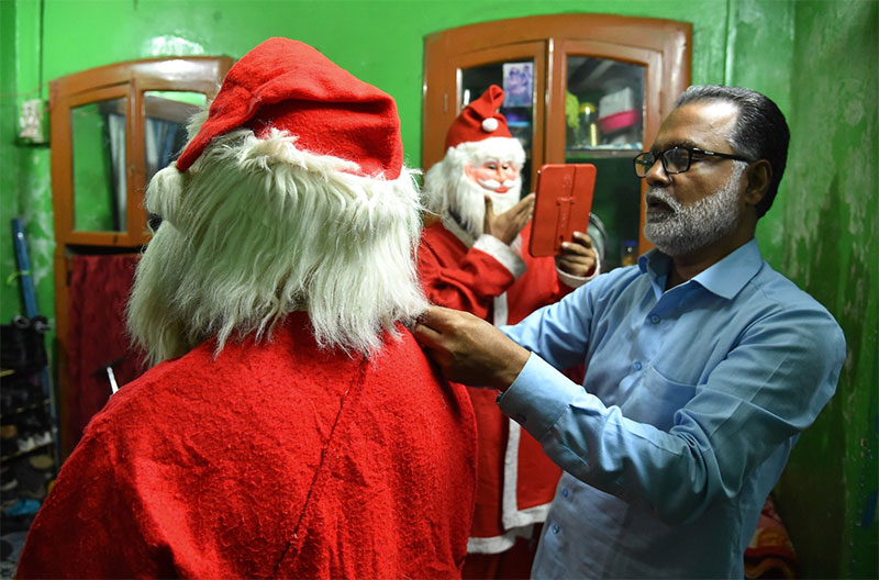 Christmas: Salim, A man from Kolkata prepared Santa Claus and Joker for Festival more than 30 years