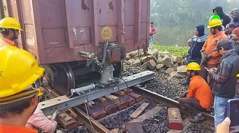 লাইনচ্যুত মালগাড়ি, ব্যান্ডেল-কাটোয়া শাখায় ব্যাহত রেল চলাচল
