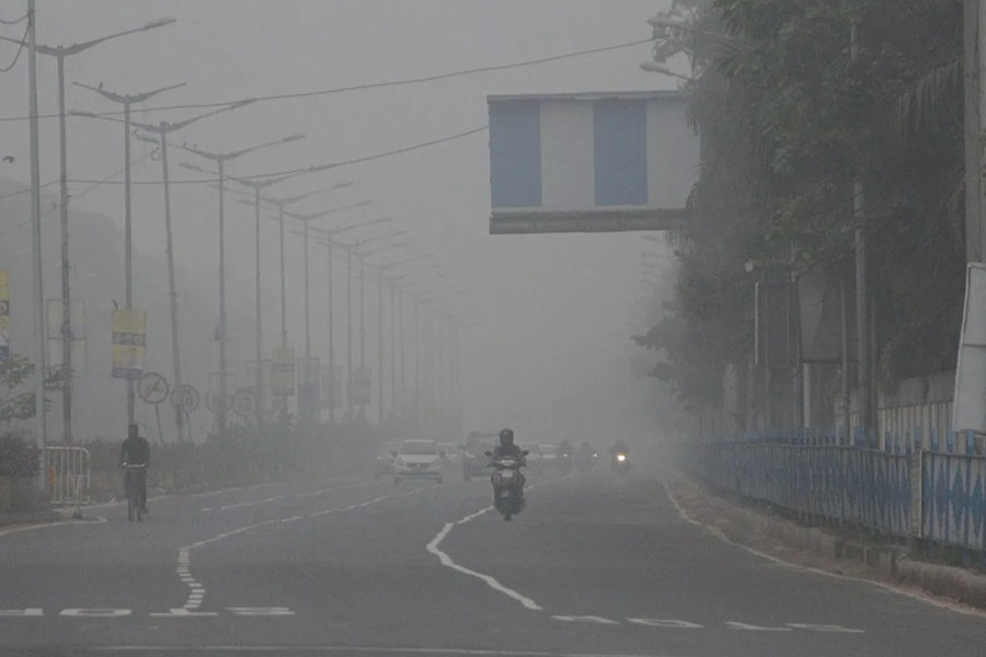 Trains running late, air services disrupted due to fog | Sangbad Pratidin
