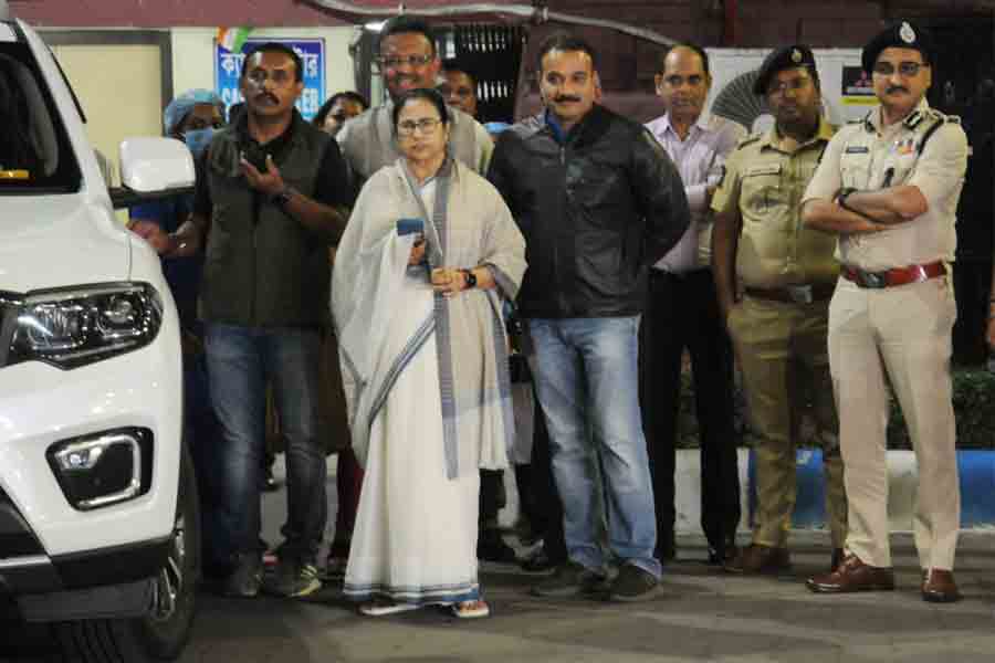 কাঁধে অস্ত্রোপচার, হাসপাতাল থেকে বেরিয়ে নতুন বছরের শুভেচ্ছা জানালেন মুখ্যমন্ত্রী