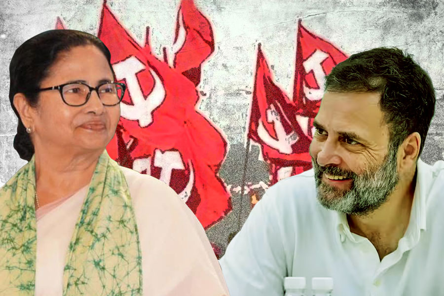 বাংলায় শত্রু, দিল্লিতে মমতার পাশে ইয়েচুরি! সিপিএম ধন্দ কি কাটবে রাজ্য কমিটির বৈঠকে?