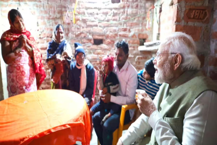 PM Modi stops for tea at Ujjwala beneficiary's house | Sangbad Pratidin