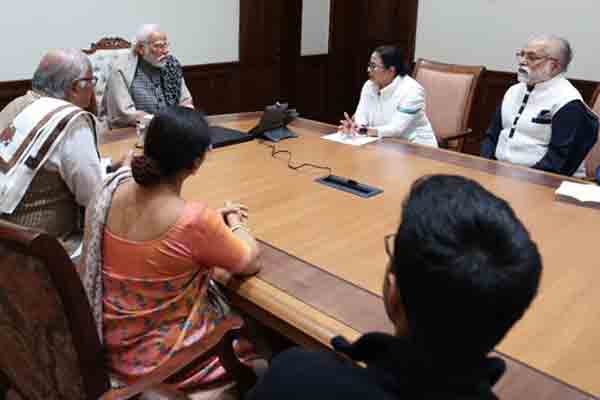 PM Modi to Mamata: পা কেমন আছে? বৈঠকের মাঝেই মমতার স্বাস্থ্যের খোঁজ নিলেন মোদি