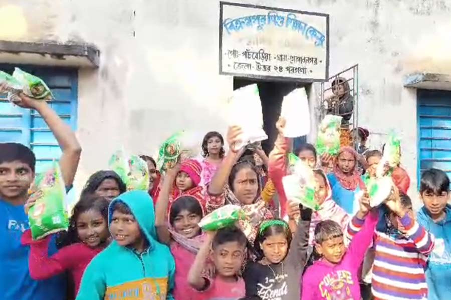 Children given expired nutritious food packets at educational centre at Gopalnagar, gurdians protest | Sangbad Pratidin