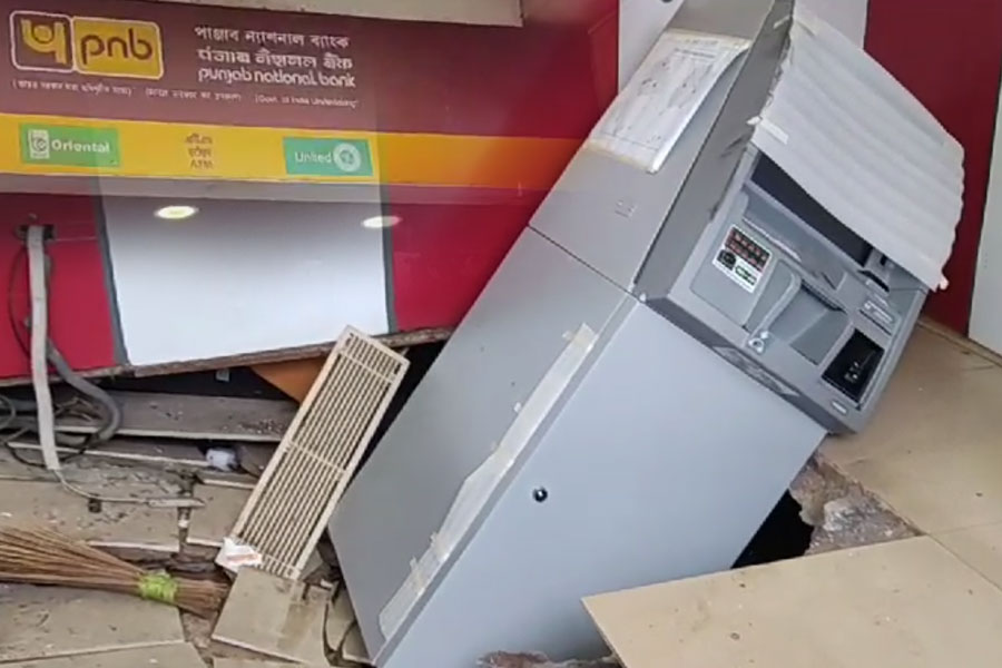 ATM machine caves in at Konnagar। Sangbad Pratidin