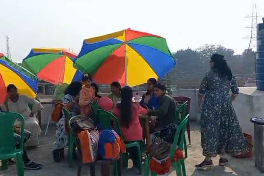স্বাস্থ্যকেন্দ্রের ছাদে পিকনিক! সাউন্ড বক্স বাজিয়ে দেদার নাচ-গান, অতিষ্ঠ রোগীরা