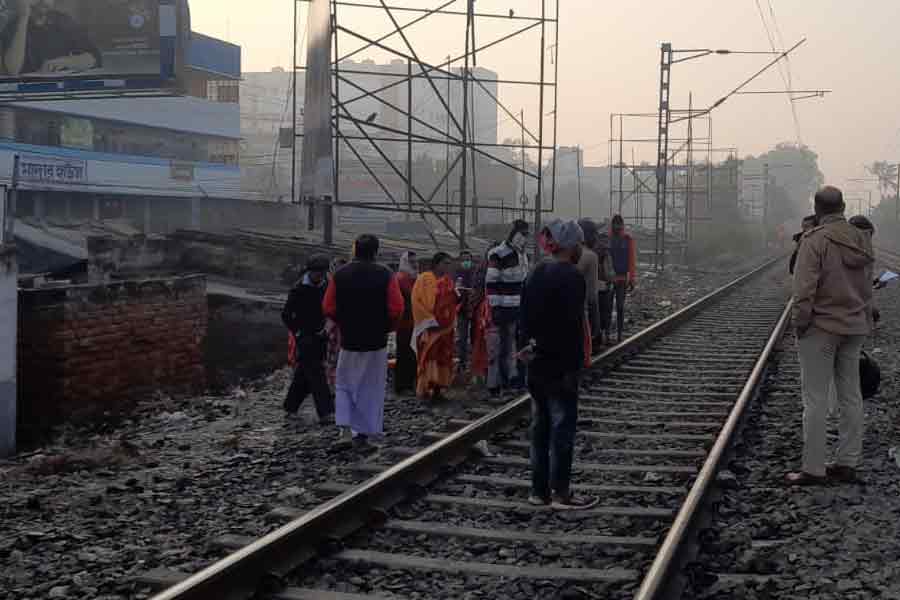 মালদহে মা ও শিশুর রহস্যমৃত্যু! রেললাইনের পাশে মিলল দেহ