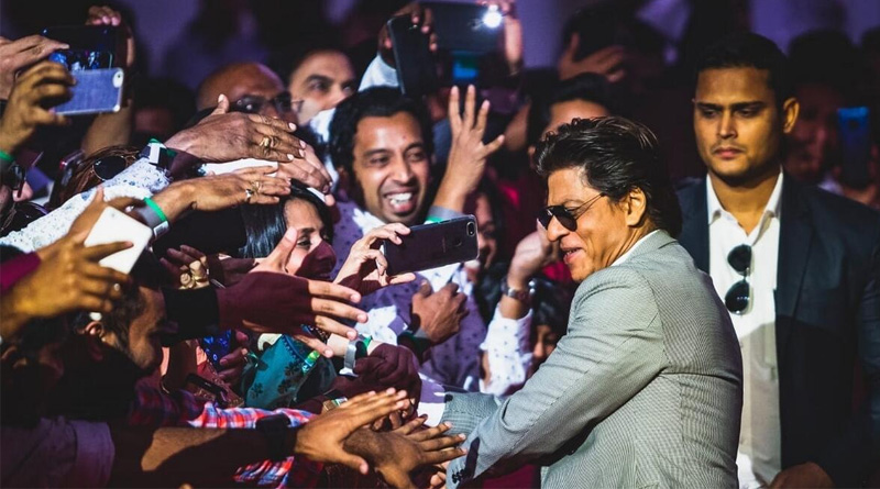 শাহরুখকে সামনে পেয়ে হাত টেনে ধরলেন অনুরাগী! তারপর…
