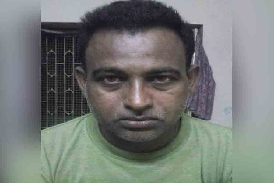 বাড়ি থেকে প্রাক্তন তৃণমূল নেতাকে তুলে নিয়ে গেল কলকাতা পুলিশ, জালিয়াতির অভিযোগ?