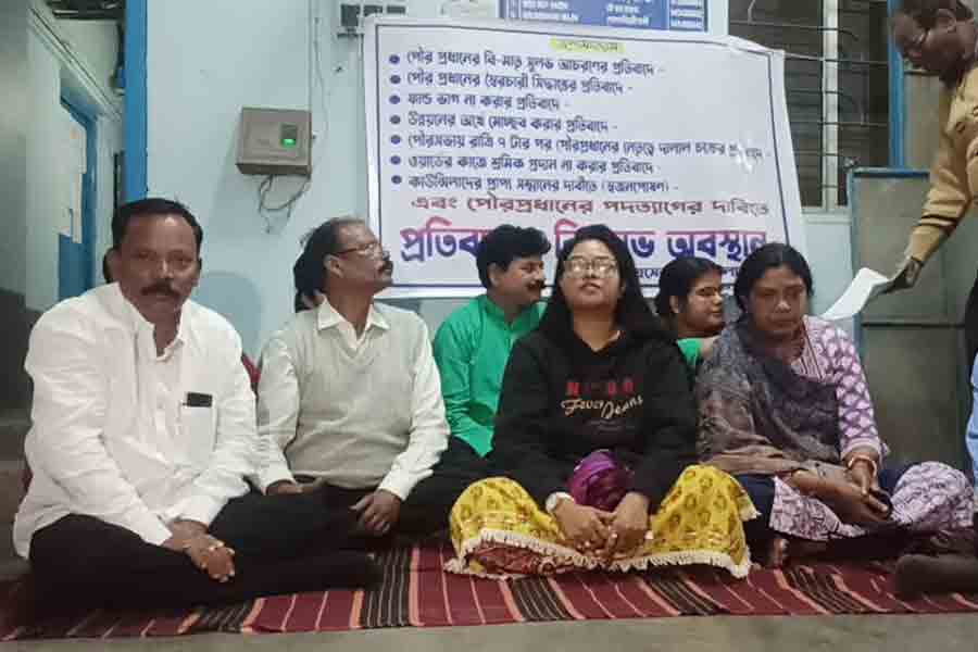 মেদিনীপুর পুরসভায় তৃণমূল বনাম তৃণমূল! চেয়ারম্যানের বিরুদ্ধে বিক্ষোভে দলের কাউন্সিলররাই