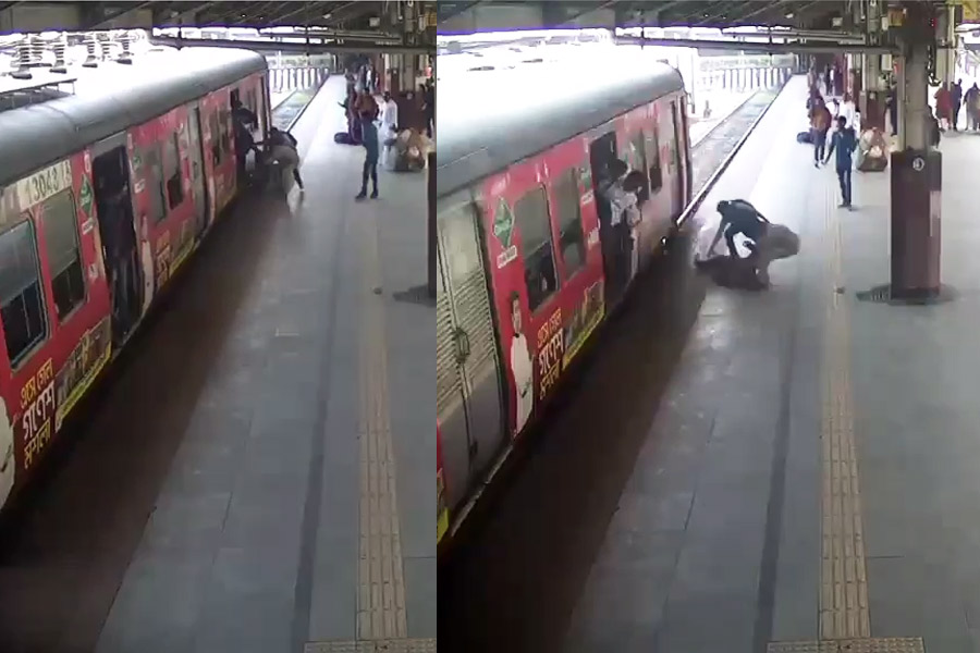 Howrah Station: PRF saved passenger's life fall while boarding the train | Sangbad Pratidin