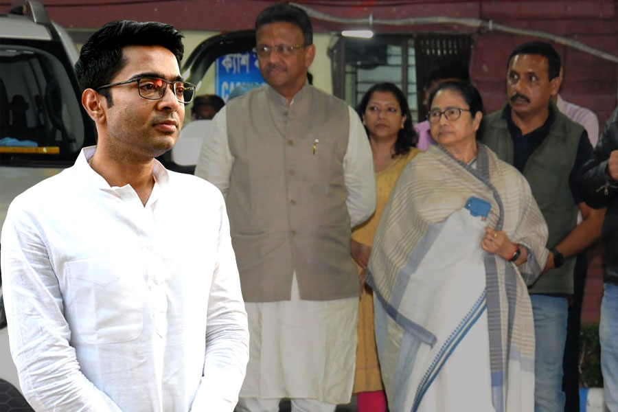 Abhishek Banerjee visits Mamata Banerjee after she had gone under small surgery | Sangbad Pratidin