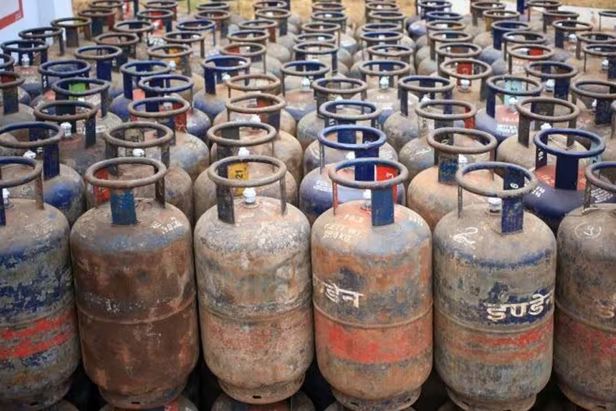 Commercial LPG gas price slashed before Christmas | Sangbad Pratidin