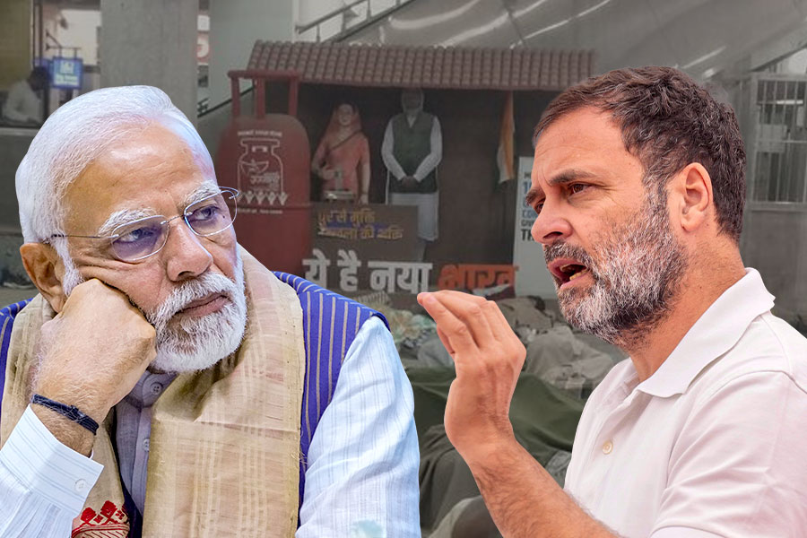 ট্রেনের ভাড়া বাড়িয়ে স্টেশনে সেলফি জোন! ‘শাহেনশা’ মোদিকে বিঁধলেন রাহুল