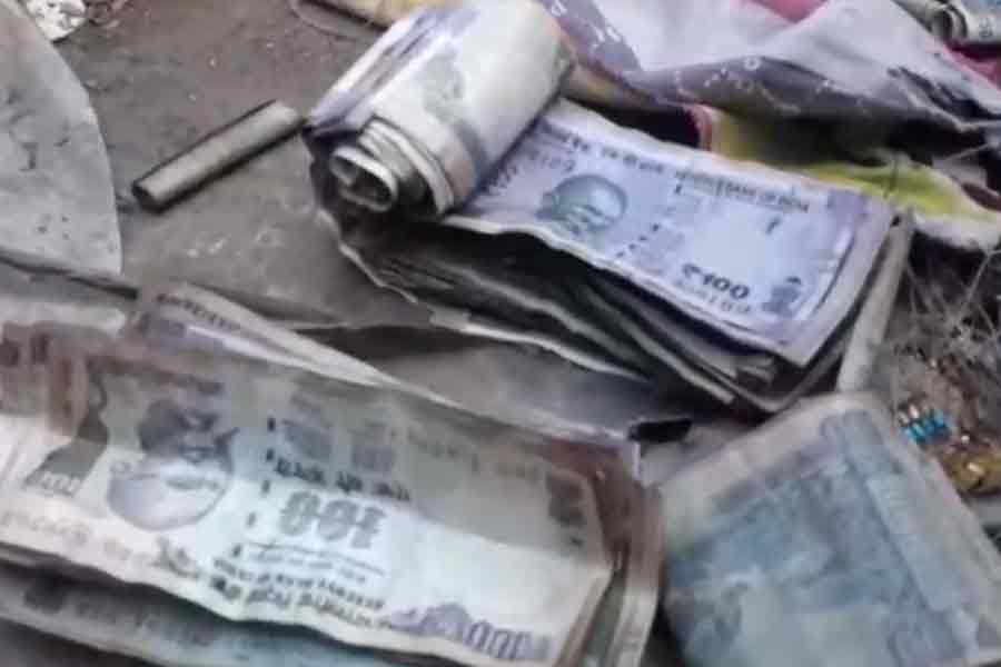 64 thousand cash found from woman lying in drain at Tamluk | Sangbad Pratidin