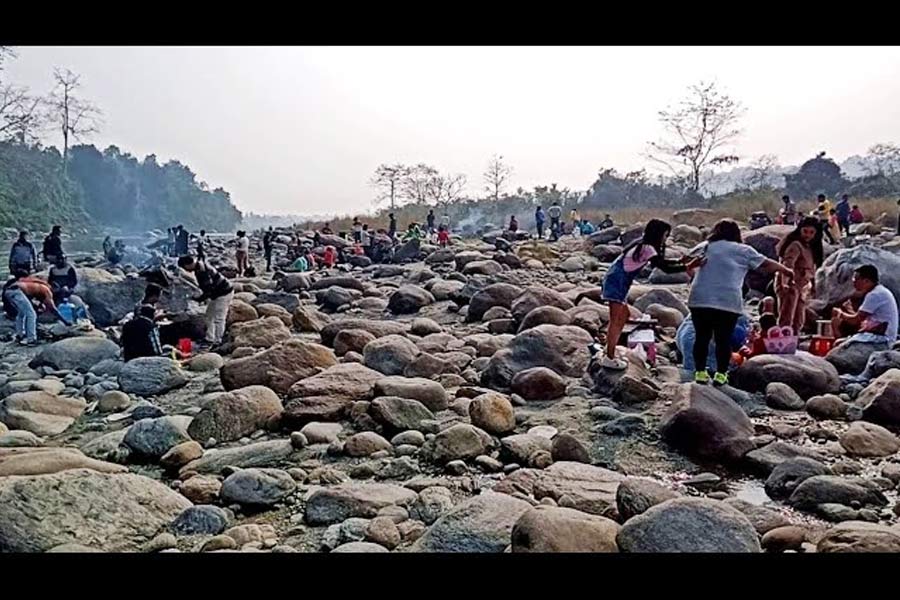 People gathering at this picnic spot in Dooars at the end of the year | Sangbad Pratidin
