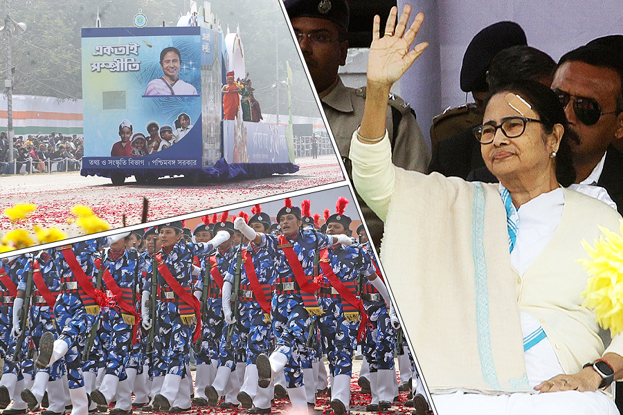 রেড রোডে ট্যাবলোয় ‘একতাই সম্প্রীতি’, সাধারণতন্ত্র দিবসে শুভেচ্ছা বিনিময় মমতা ও রাজ্যপালের
