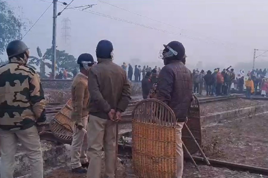 Kamtapuri protestors stop rail service at Jalpaiguri | Sangbad Pratidin