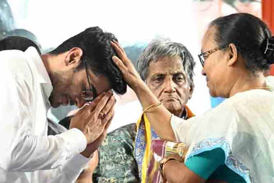 রবিবার পৈলানে অভিষেকের ‘শ্রদ্ধার্ঘ্য’