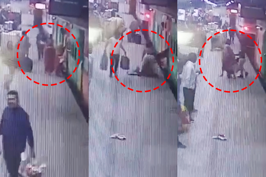 Kolkata: RPF save woman's life, video goes viral | Sangbad Pratidin