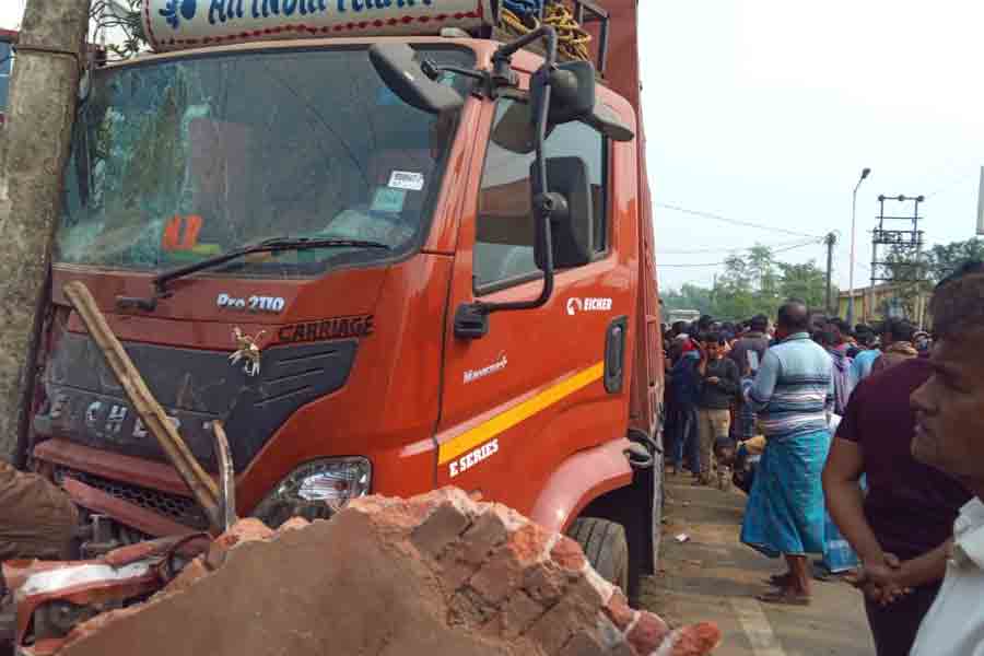 বাইক আরোহীকে ধাক্কা দিয়ে রাস্তার ধারের বাড়িতে ঢুকল ঘাতক লরি! মর্মান্তিক দুর্ঘটনায় মৃত ১