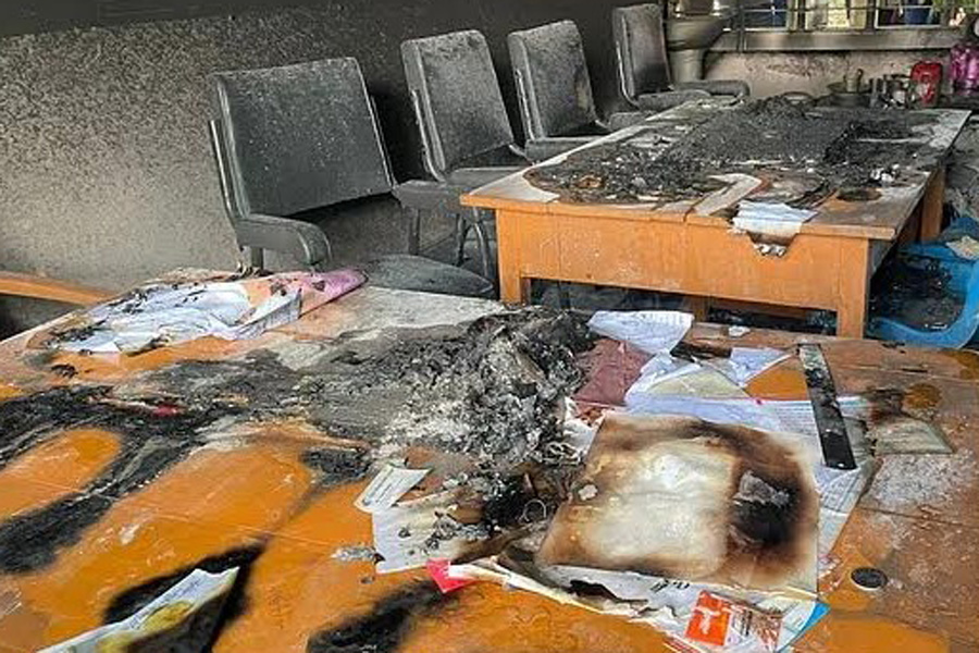 পুড়ল স্কুল, খুন পুলিশ, ভোট ঠেকাতে মরিয়া সন্ত্রাস বিএনপি-জামাতের