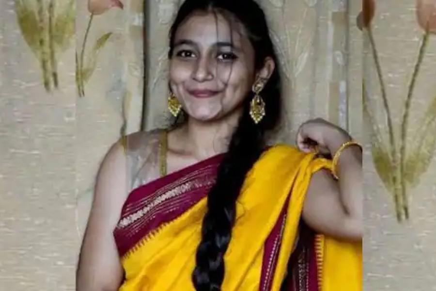 নতুন বছরে শপিং মলে ফটোশুটে বাধা দেন বাবা-মা, অভিমানে আত্মঘাতী তরুণী