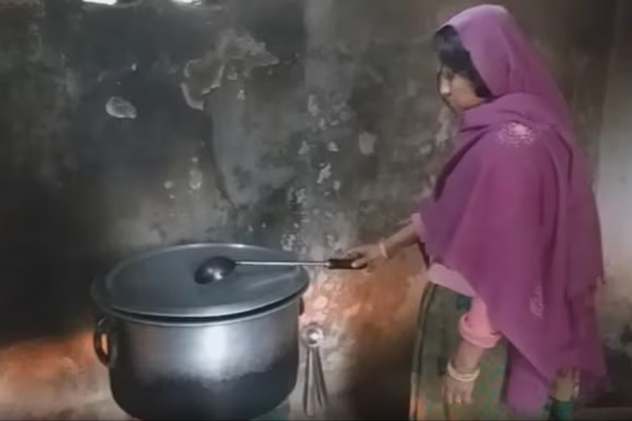 যত কাণ্ড বিহারে! এবার বেঞ্চ পুড়িয়ে মিড ডে মিল রান্না স্কুলে