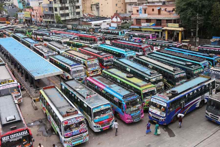 5 association calls 3 days bus strike in Kolkata | Sangbad Pratidin