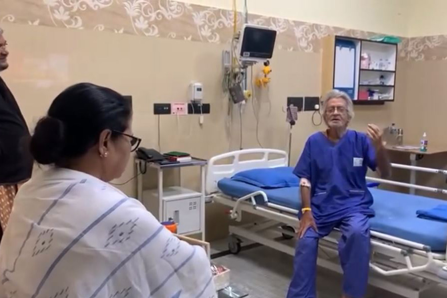 হাসপাতালের শয্যায় বসেও প্রতুলের কণ্ঠে ‘আমি বাংলায় গান গাই’, শ্রোতা মুখ্যমন্ত্রী