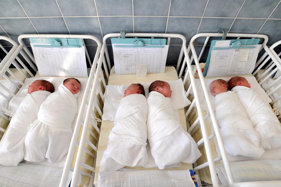 A woman gave birth to five children at once at the Dhaka Medical College | Sangbad Pratidin