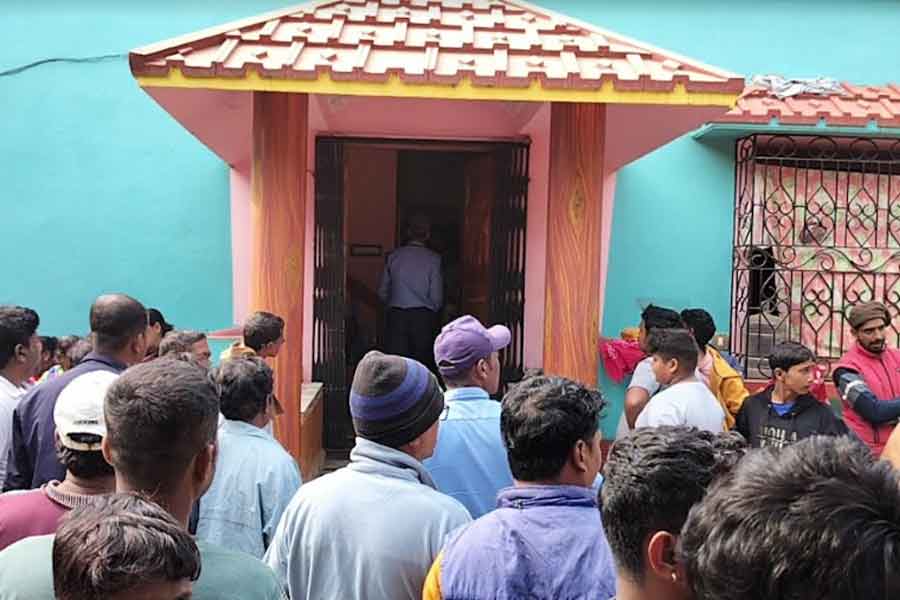 ‘সোনা, টাকা বের কর’, আউশগ্রামে পুলিশকর্মীর বাড়িতে ডাকাতি, প্রতিবেশীকে ভোজালির কোপ