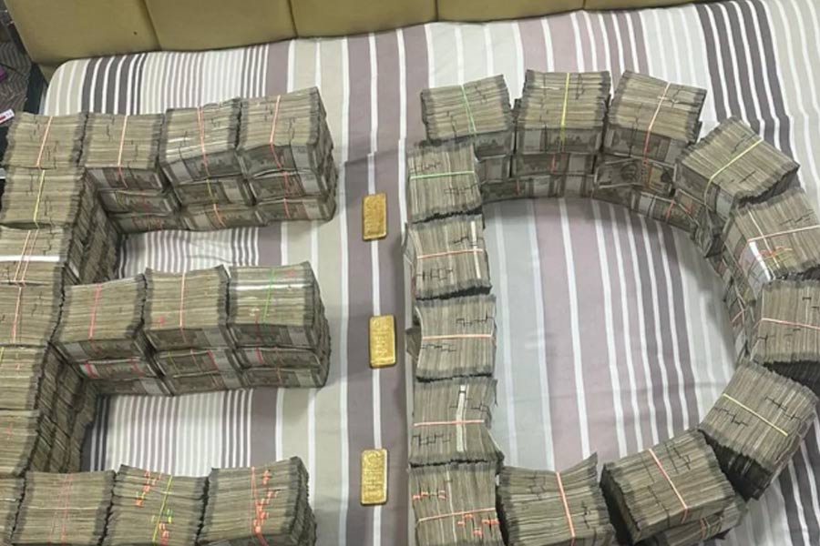 Haryana Congress MLA raided, ₹ 5 Crore cash, 300 bullets, liquor bottles seized। Sangbad Pratidin