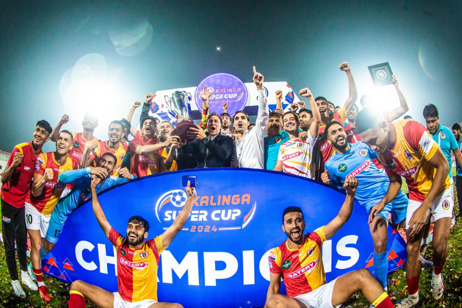 Kalinga Super Cup: East Bengal coach Carles Cuadrat dedicates Super Cup trophy to fans। Sangbad Pratidin