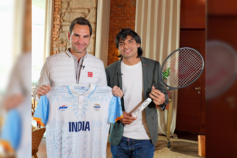 Neeraj Chopra shared photos from his meeting with Roger Federer । Sangbad Pratidin