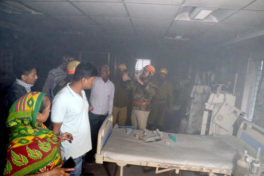 ডায়ালিসিস বিভাগে আগুন, উলুবেড়িয়া হাসপাতালে আতঙ্কে হুড়োহুড়ি রোগীদের